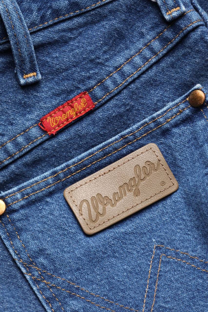 Carou WRANGLER Raw Denim Straight Cut Jeans mit Logo-Patch Sonderangebot