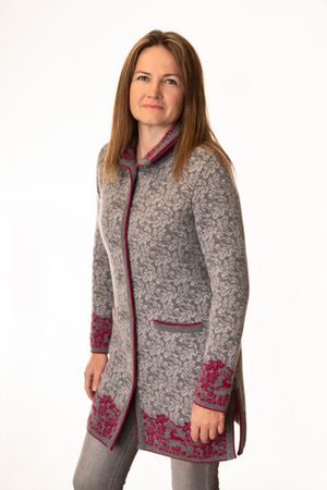 Pezzo D'oro Pezzo D&#039;oro Damenstrickmantel,Grautöne mit dunkelpinken Akzenten, nachhaltig produziert,made in Bayern, Merinowolle Online