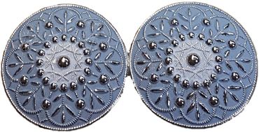 Pezzo D'oro Dirndl Schürzenschließe Metall, farbig coloriert ,2x runde Form 2-teilig. filigrane Form Valentinstagsangebot