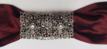 Pezzo D'oro Dirndlspangerl, Schürzenschließe, Swarovskisteine, altsilber Räumungsverkauf