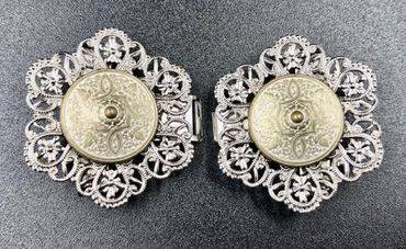 Pezzo D'oro Schürzenschließe, Dirndlschließe, altsilber mit altgold/weiß Fabrikverkauf