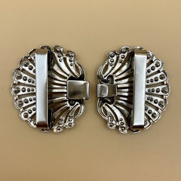 Pezzo D'oro Schürzenschließe, filigrane Pfauenfeder, altsilber,2 tlg Blitzverkäufe