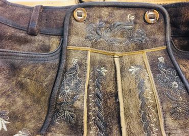 Pezzo D'oro Trachtenlederhose kurz, mit Gürtel Bayernwappen, antikfarben braun Wildbock Blitzangebot